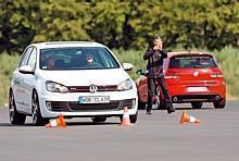 Der richtige Umgang mit elektonischen Helfern lässt sich gefahrlos auf Sicherheitskursen erproben. Foto: ADAC/auto-reporter.net